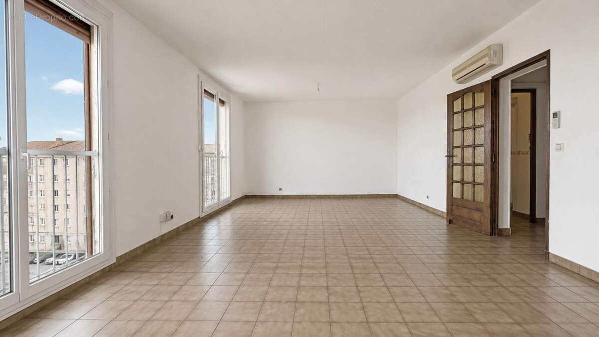 SALON DE PROVENCE (13)  appartement T3 (2 chambres) de 70 m² très lumineux - photo 3