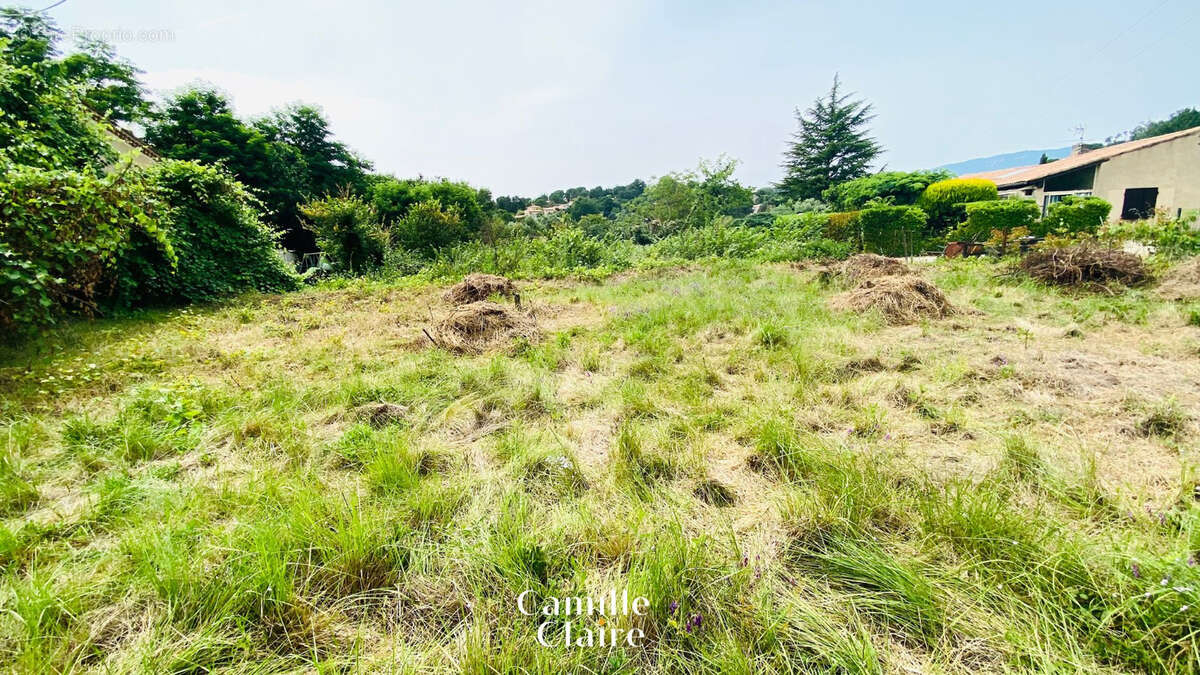 Terrain à LA TOUR-D&#039;AIGUES