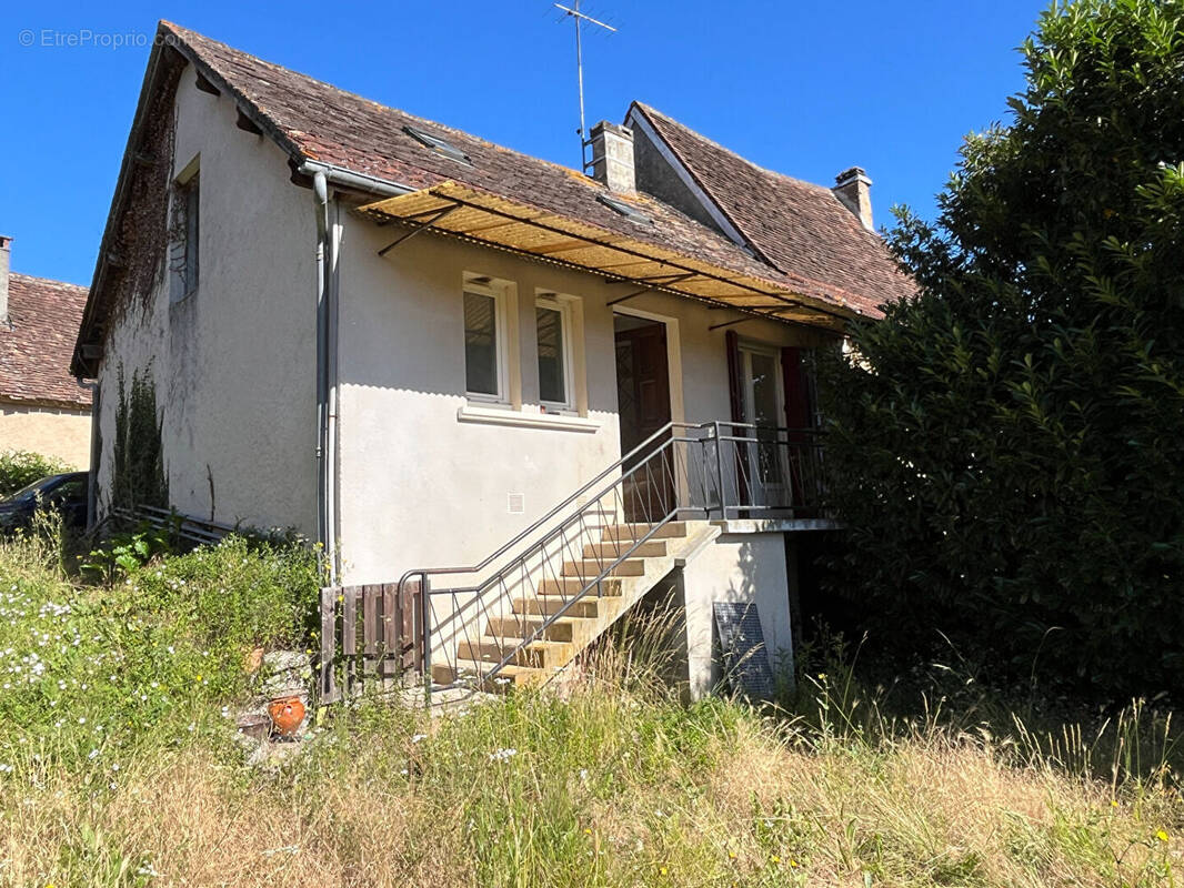 Maison à SAINT-PIERRE-DE-CHIGNAC