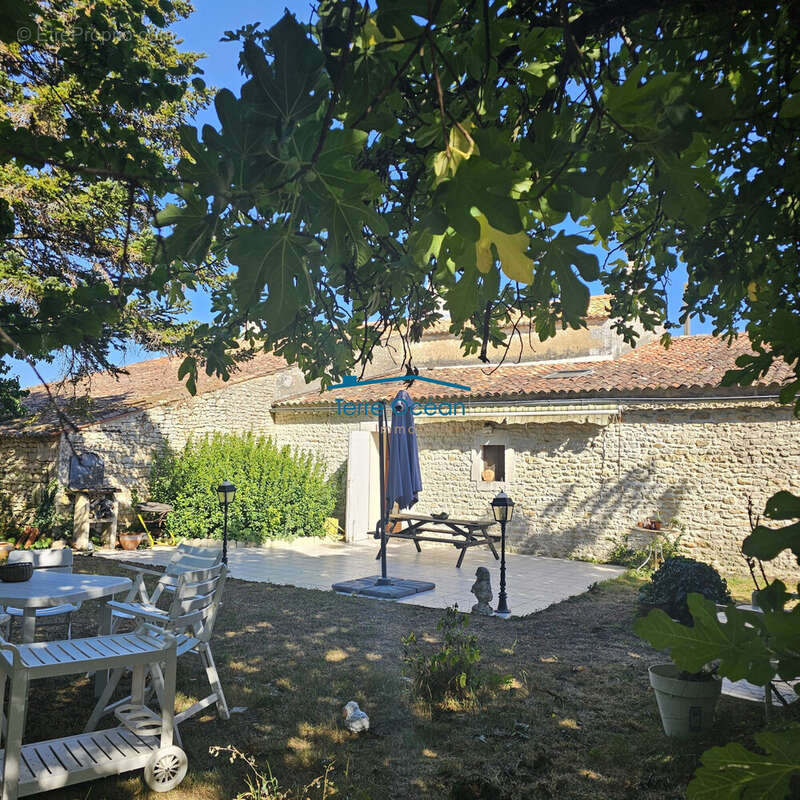 Maison 155 m² à Saint-Romain-De-Benet  - photo 9