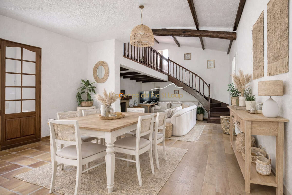 Maison à SAINT-CLEMENT-DE-RIVIERE