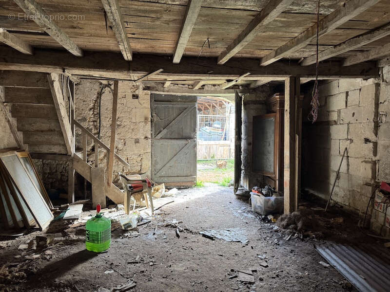 Parking à MONTGUYON