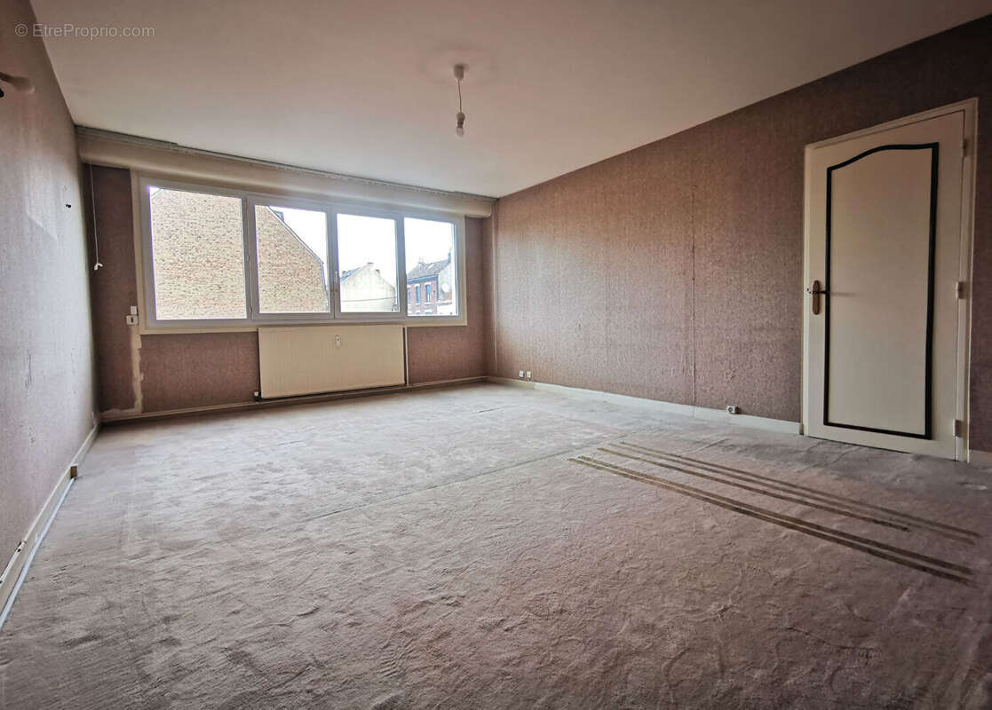 LILLE  Quartier Saint - Maurice Pellevoisin -  T3  67.09 m2  avec garage aérien et cave  . - photo 6