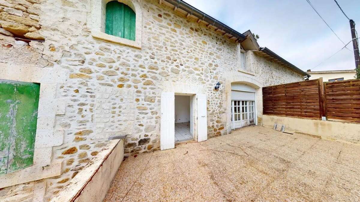 Maison à COURGEAC