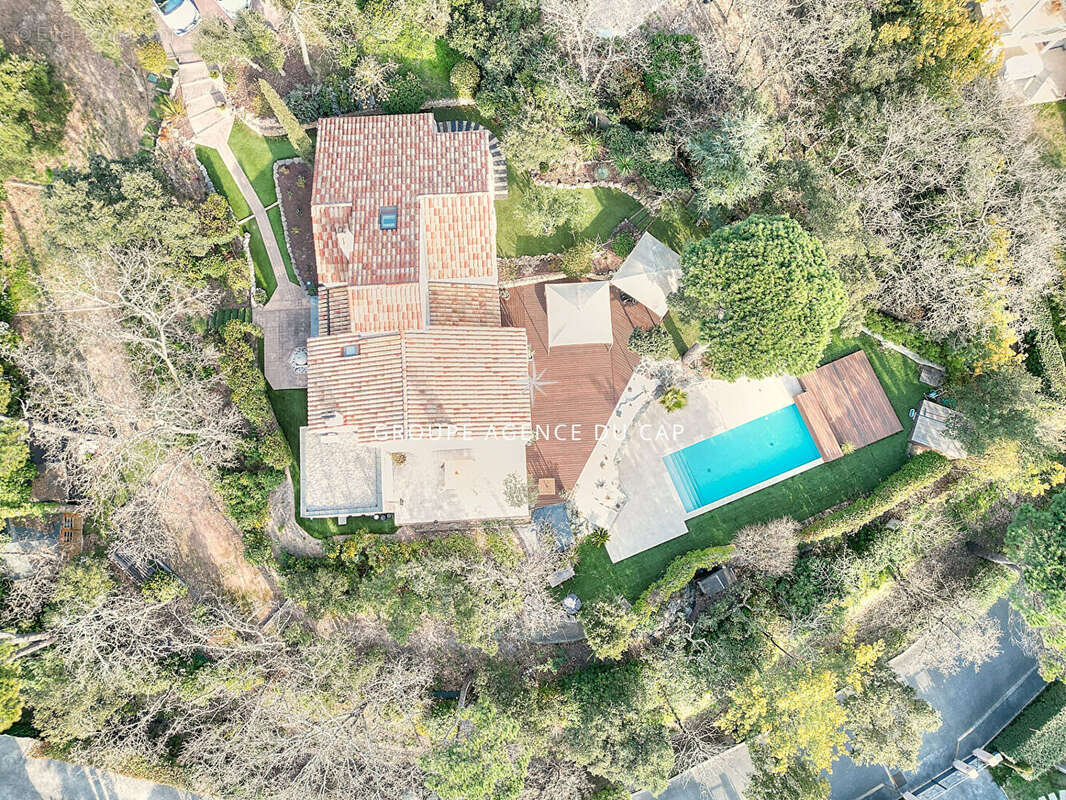 EXCLUSIVITÉ ! Fréjus Valescure, VILLA 7 pièces, 4 chambres, bureau, piscine, terrain de 1980m² - photo 2
