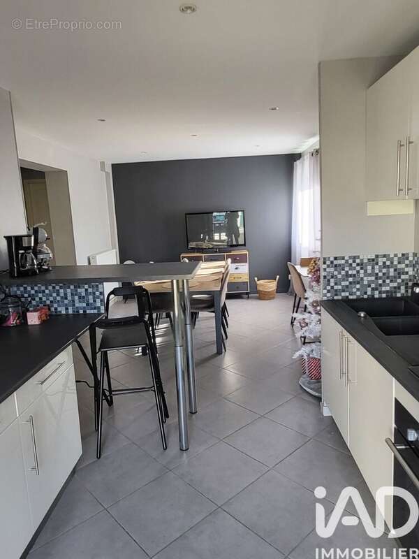 Maison 251 m² à Chassieu  - photo 2