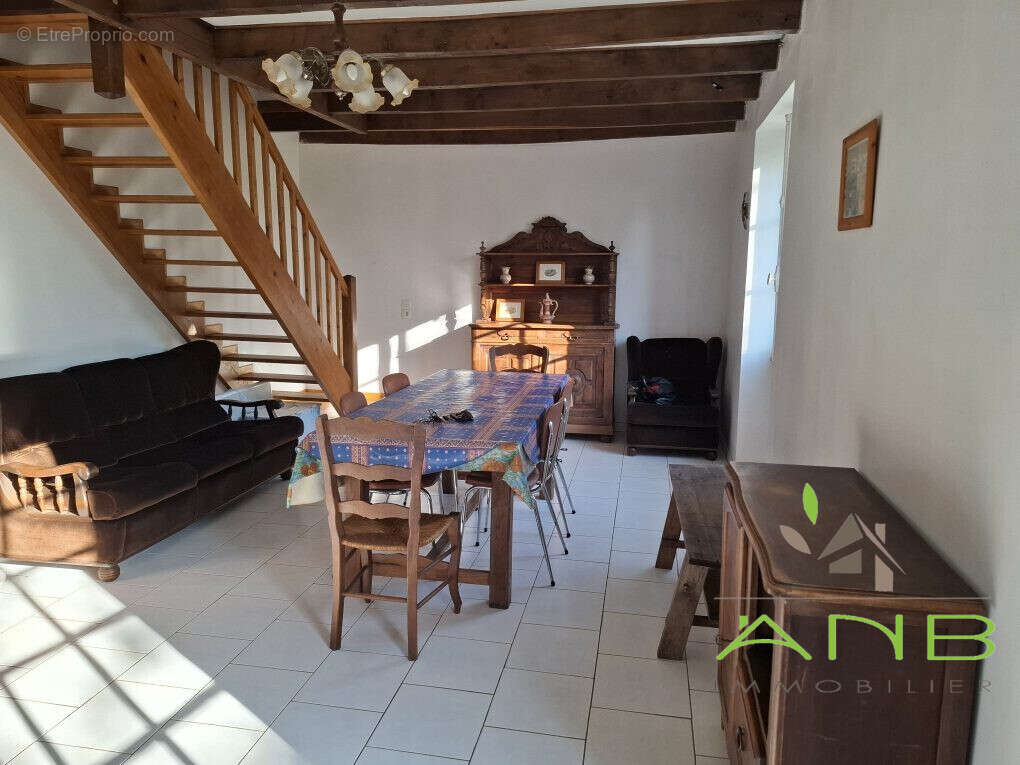 Maison à JAVERLHAC-ET-LA-CHAPELLE-SAINT-ROBERT
