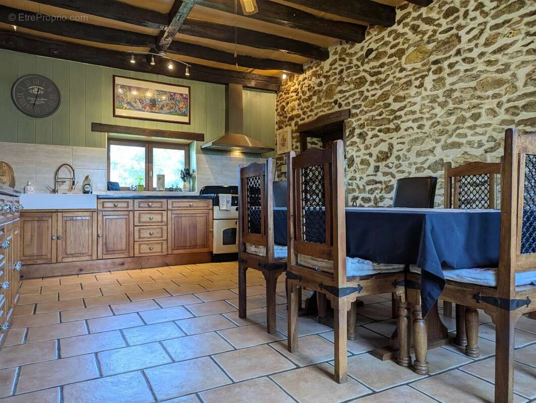 Belle propriété de caractère avec une maison pour les invités et un lac de pêche exceptionnel - photo 3