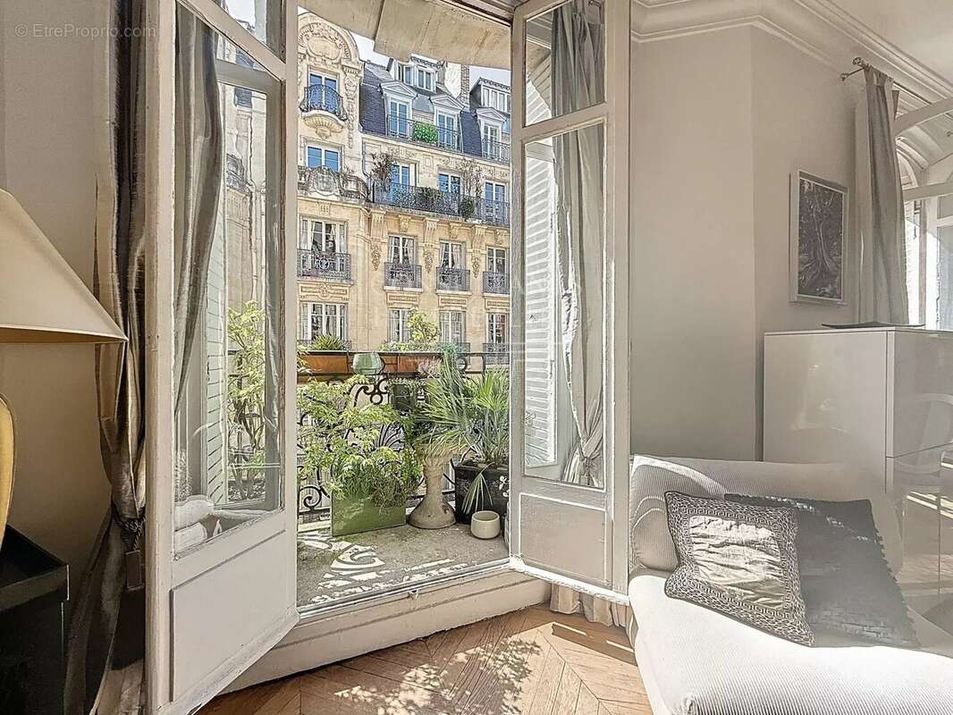 Appartement à PARIS-17E