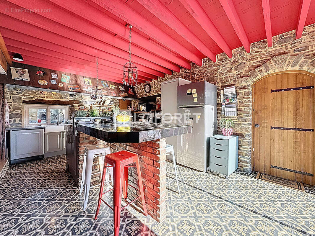 Maison à SAINT-QUENTIN-LES-CHARDONNETS