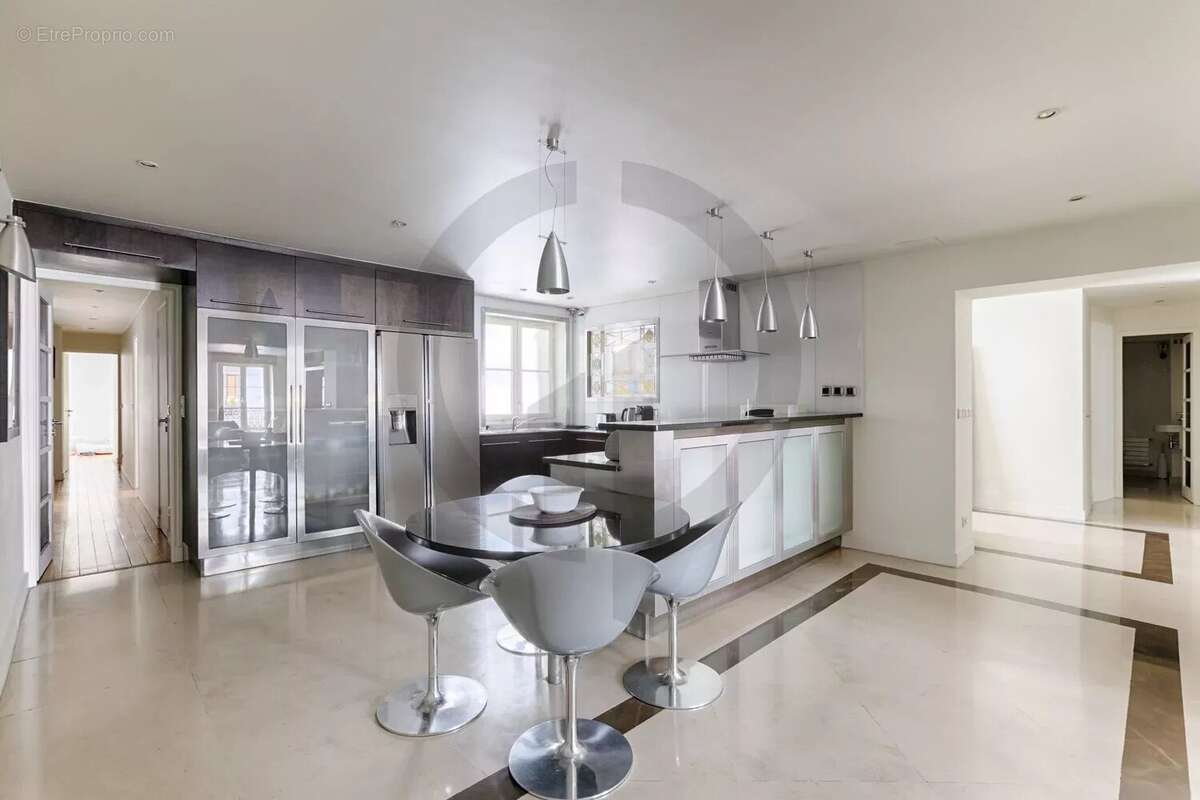 Appartement à PARIS-8E