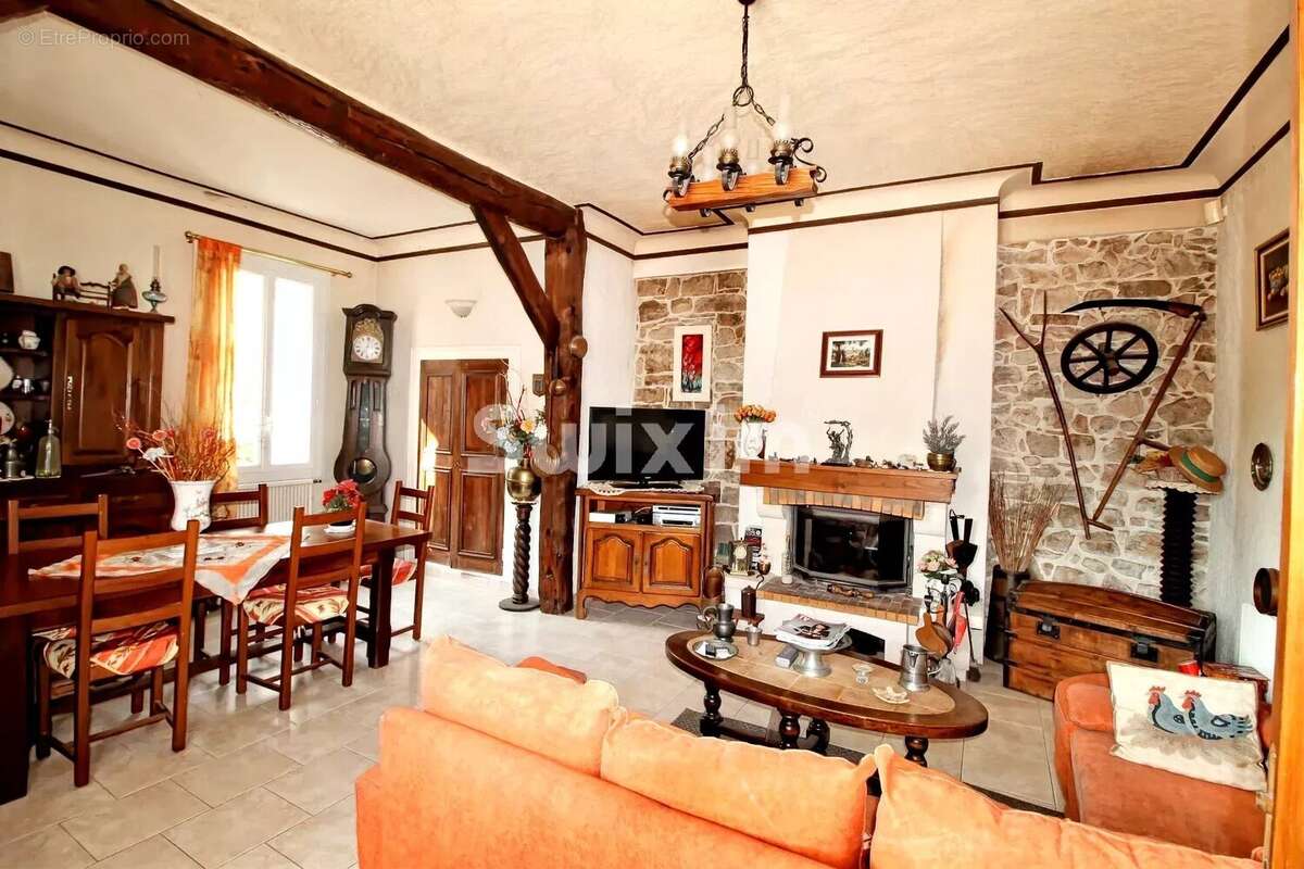 Propriété avec 2 maisons sur un grand terrain et piscine - photo 7