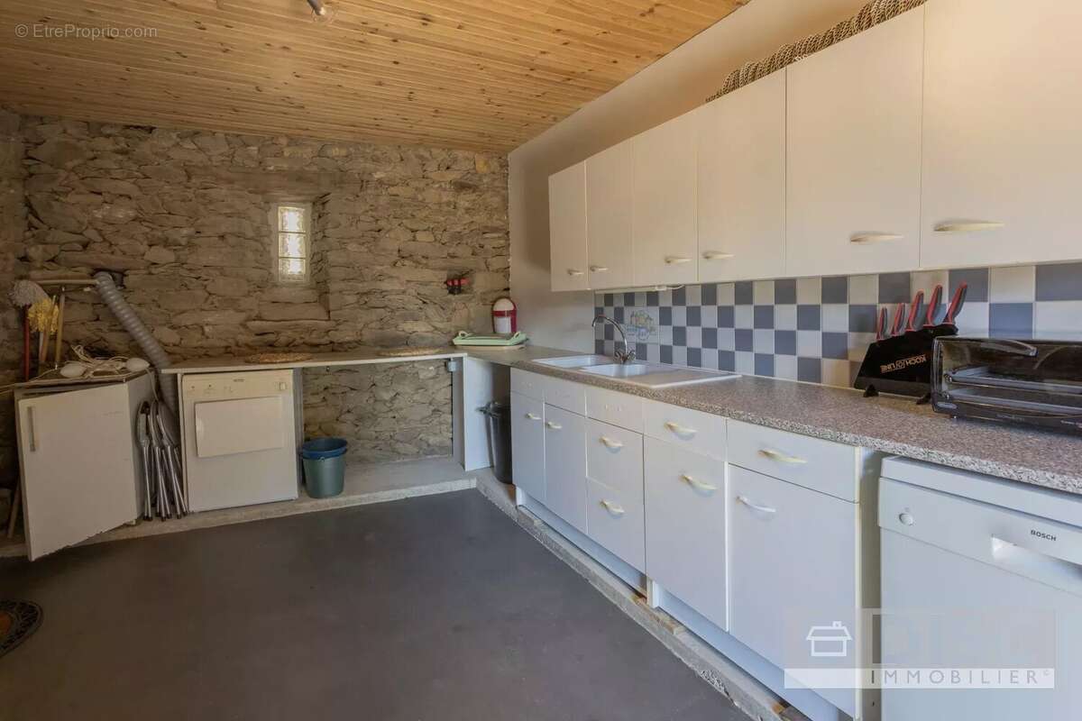 Corps de ferme rénovée avec spacieux gîte indépendant, dépendance, piscine et superbes vues. - photo 29