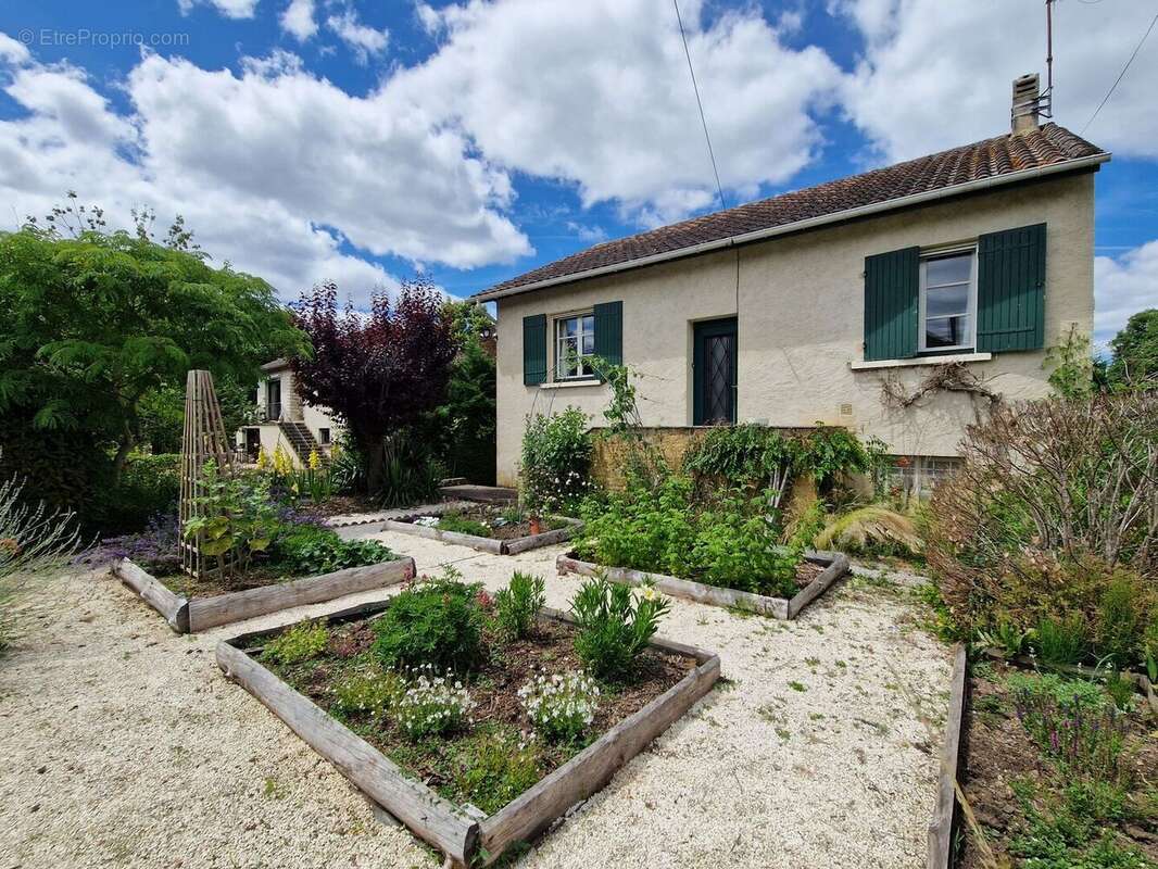 Maison 4 chambres, dépendance, piscine et jardin proche du village. - photo 4