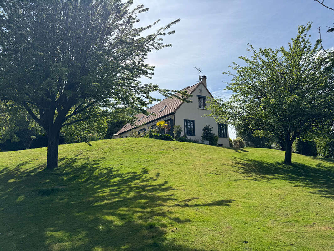 Maison à BAZOCHES-SUR-GUYONNE