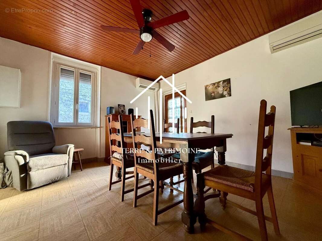 Maison à SAINT-JEAN-DE-MARUEJOLS-ET-AVEJAN