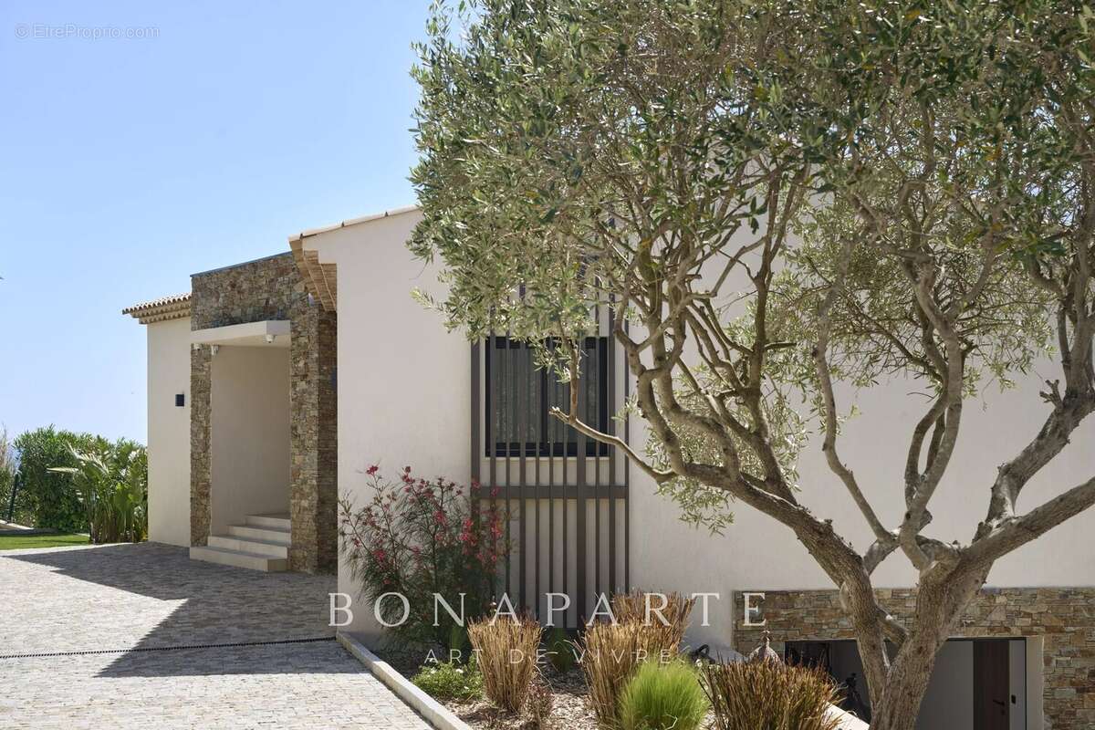 LES ISSAMBRES : Villa contemporaine d’exception – 257 m² habitables – Vue mer panoramique - photo 20