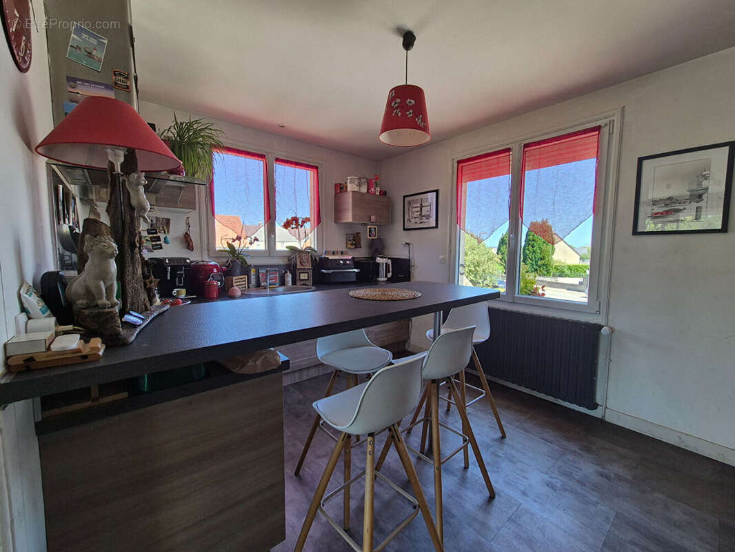 Superbe pavillon avec terrasse surélevée à deux pas du bourg ! - photo 8
