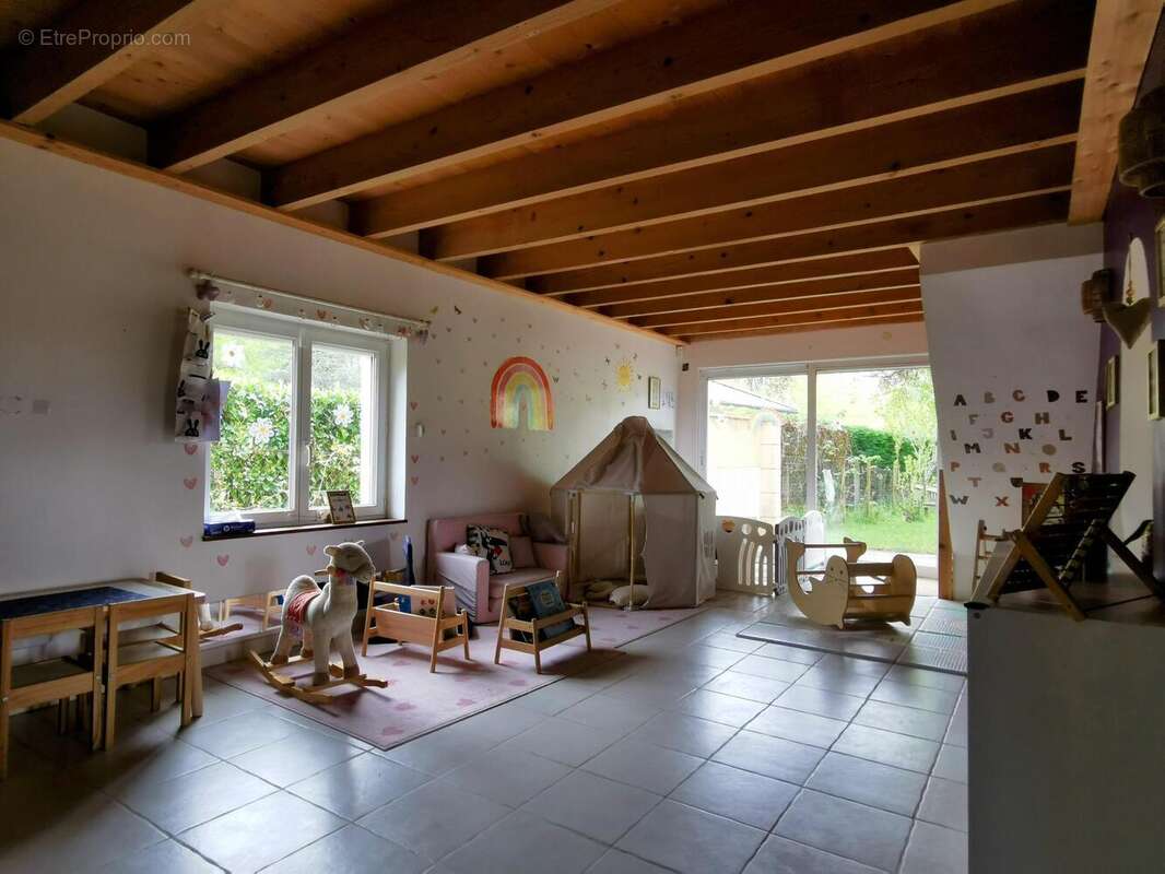 Maison 163 m² à Saint-Yzan-De-Soudiac  - photo 4