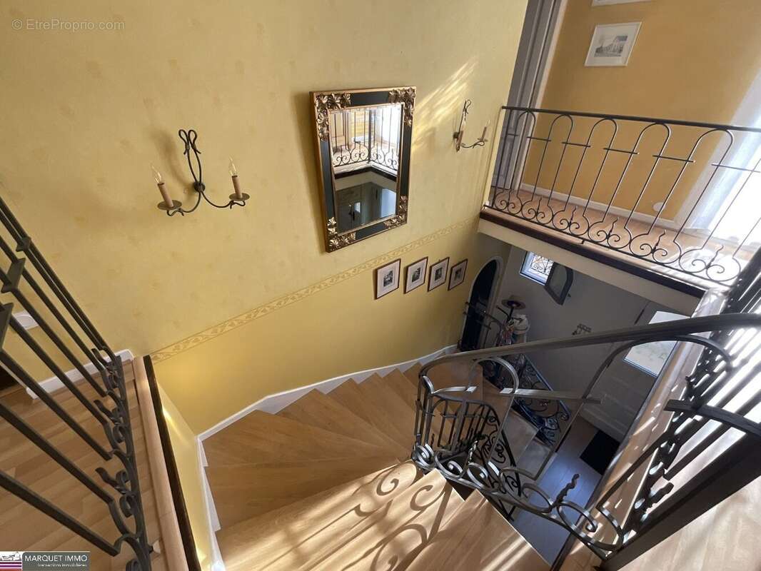 Découvrez cet ensemble immobilier composé de 2 villas indépendantes T6 de 179 m² et T3 de 59 m² en 4 faces sur 828 m² de terrain - photo 17