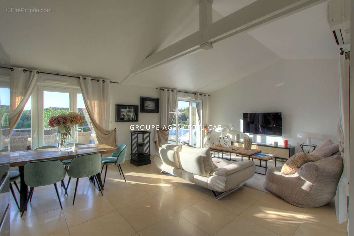 À vendre villa de 150 m² 5 pièces avec une jolie vue mer sur le golfe de saint-tropez et les collines, avec piscine et parking,  - photo 6