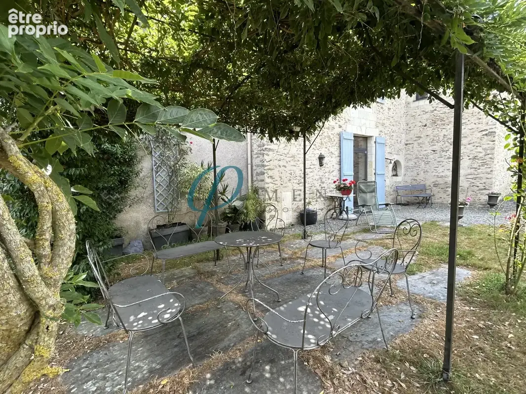 À vendre, Magnifique Manoir au Charme Indéniable de 254m2 avec dépendances et une entrée indépendante. - photo 19