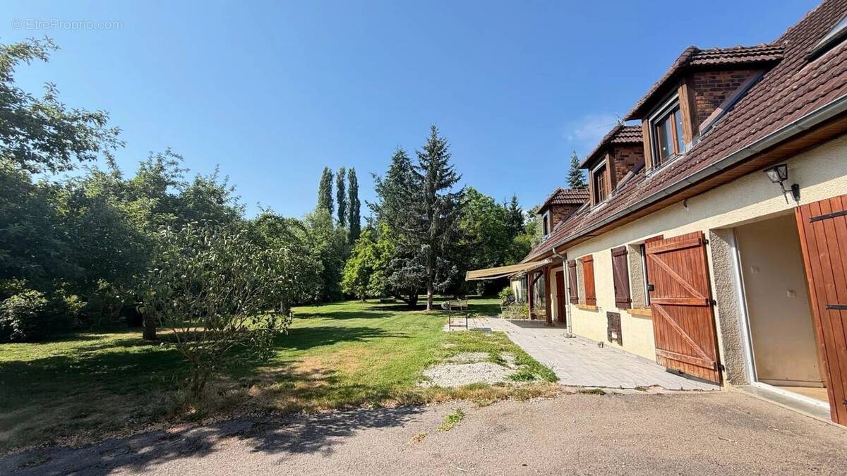 Maison à MONTCEAUX-LES-VAUDES