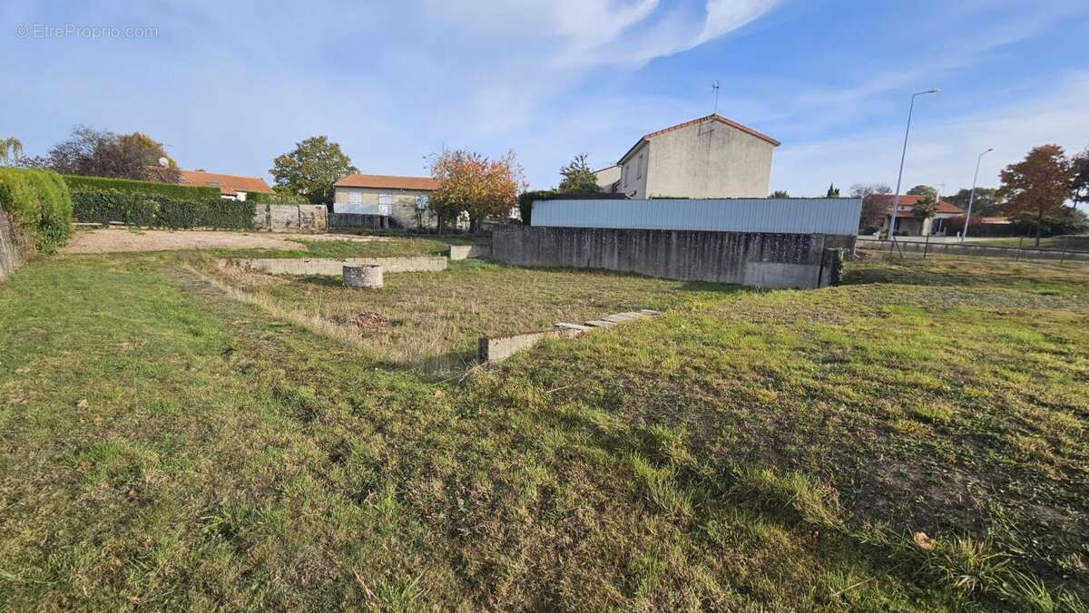 Terrain à MAULEVRIER