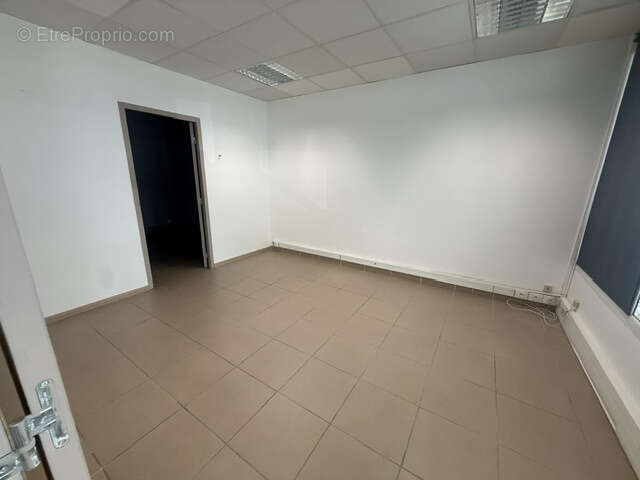 Local professionnel 59m2  rez de chaussee plan de cuques - photo 7