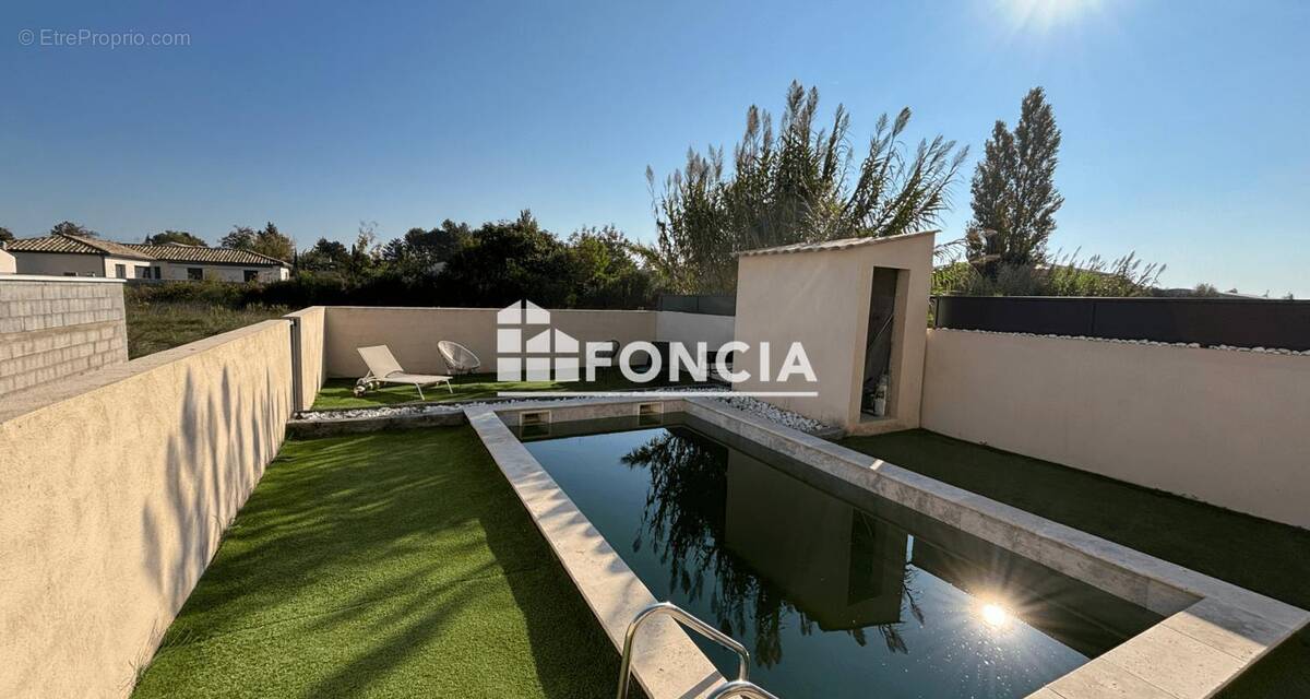 Maison à ENTRAIGUES-SUR-LA-SORGUE