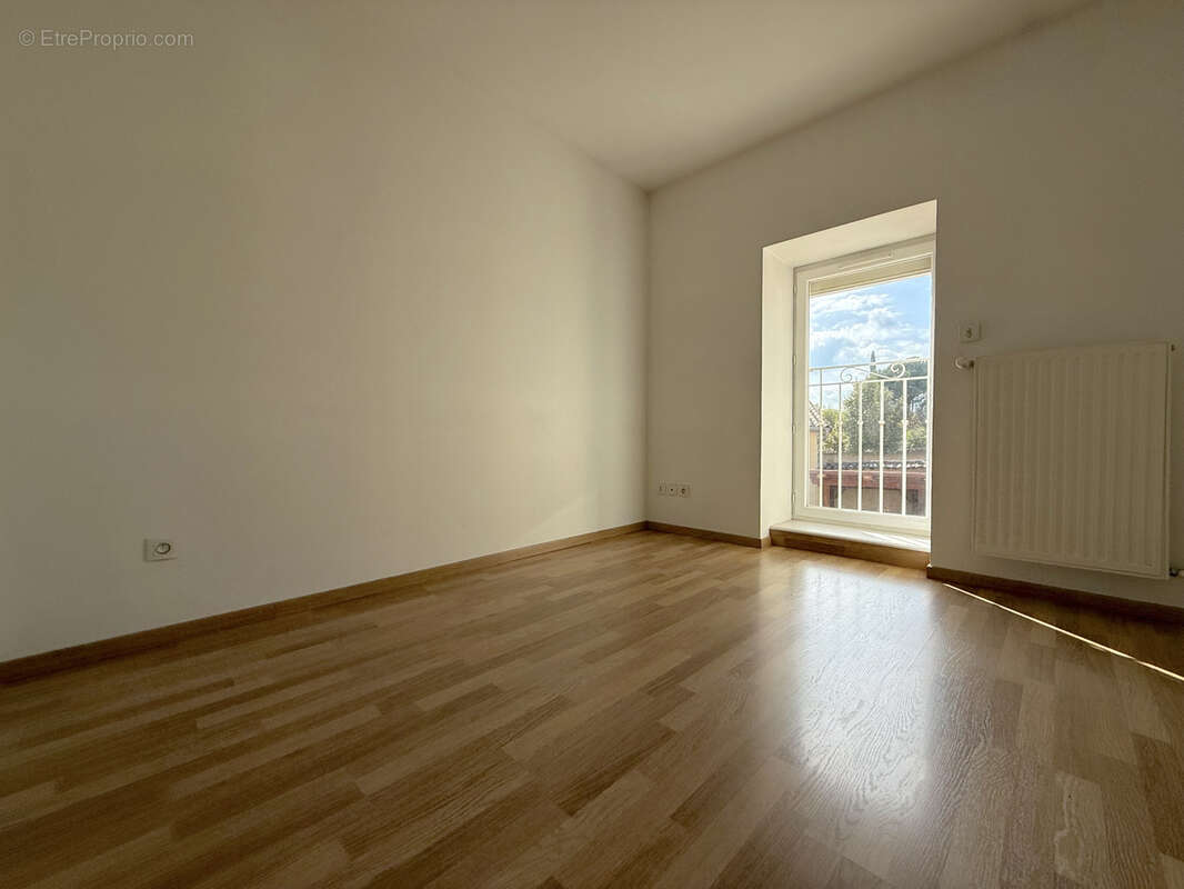 Appartement à LA TOUR-DE-SALVAGNY