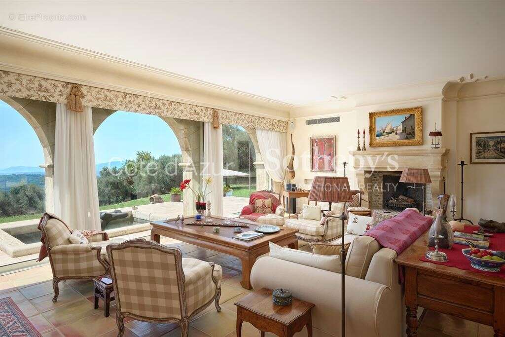 Maison à CHATEAUNEUF-GRASSE