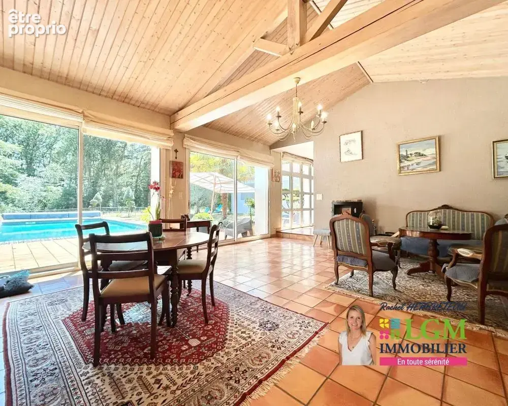 VENANSAULT, Propriété de caractère avec prairie, piscine et potentiel équestre - photo 2