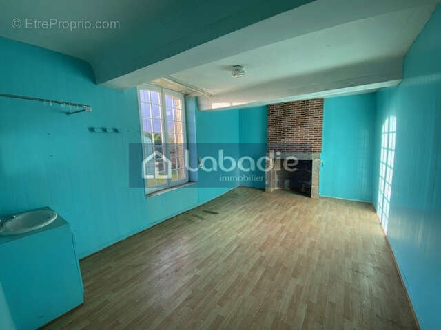 Aux portes de Vire, très belle bâtisse en pierres, terrain de 2814m2. - photo 8