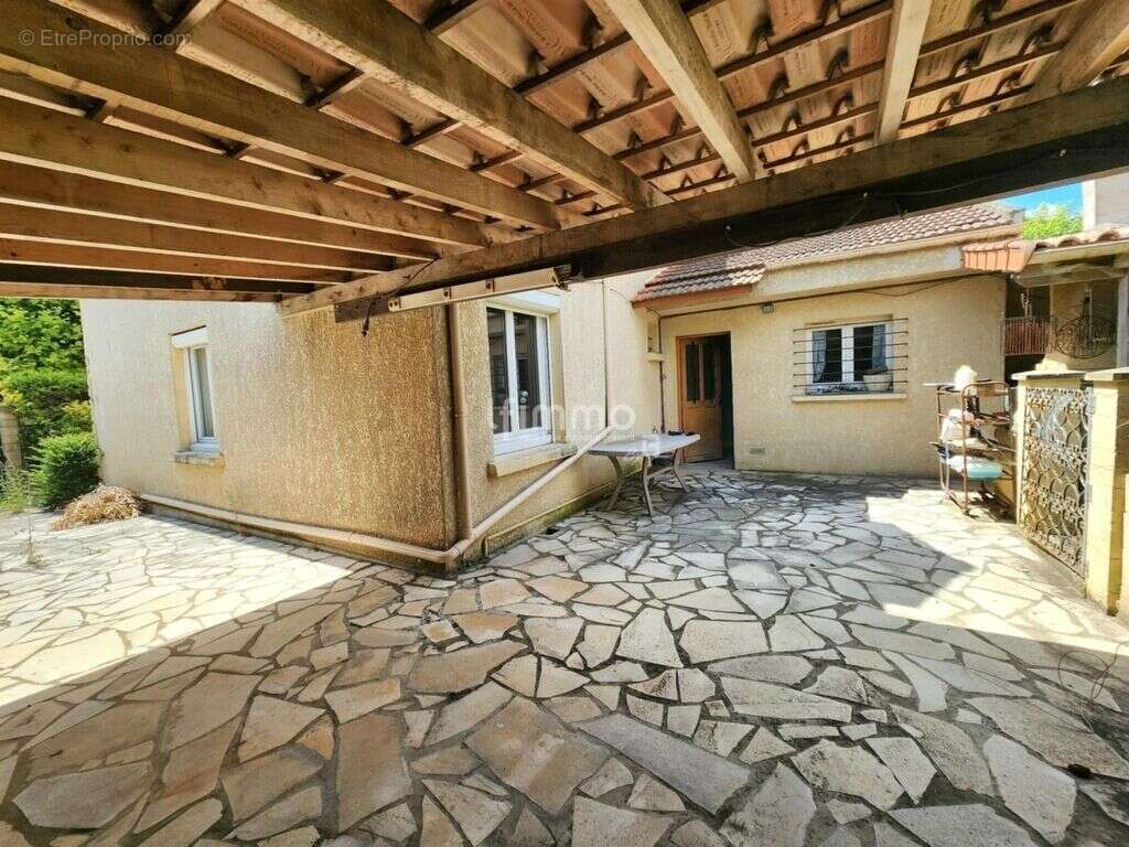 Maison familiale avec jardin et dépendance - photo 10