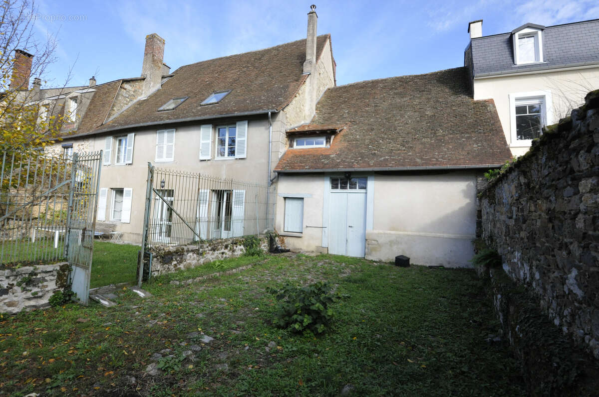 Maison à PIERRE-BUFFIERE