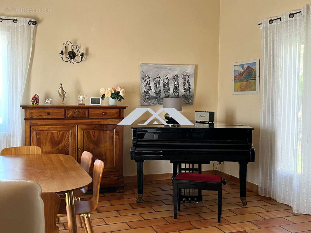 Maison 177 m² à Saint-Julien-Les-Rosiers  - photo 6