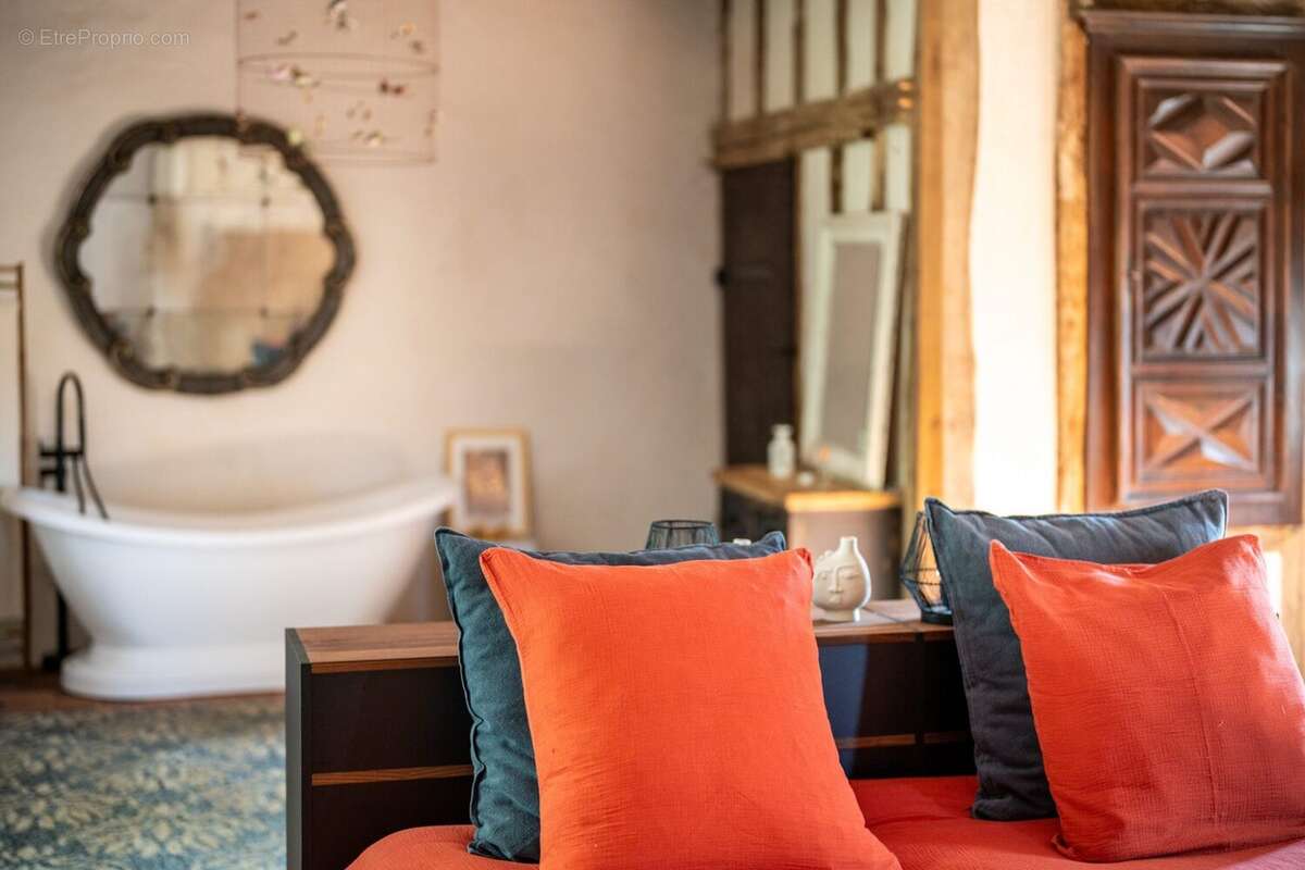 Maison à MONTAGNAC-LA-CREMPSE