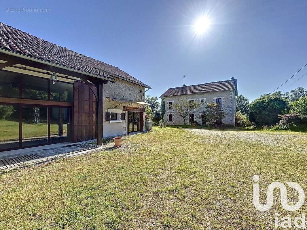 Maison 375 m² à Saint-Etienne-De-Puycorbier  - photo 3