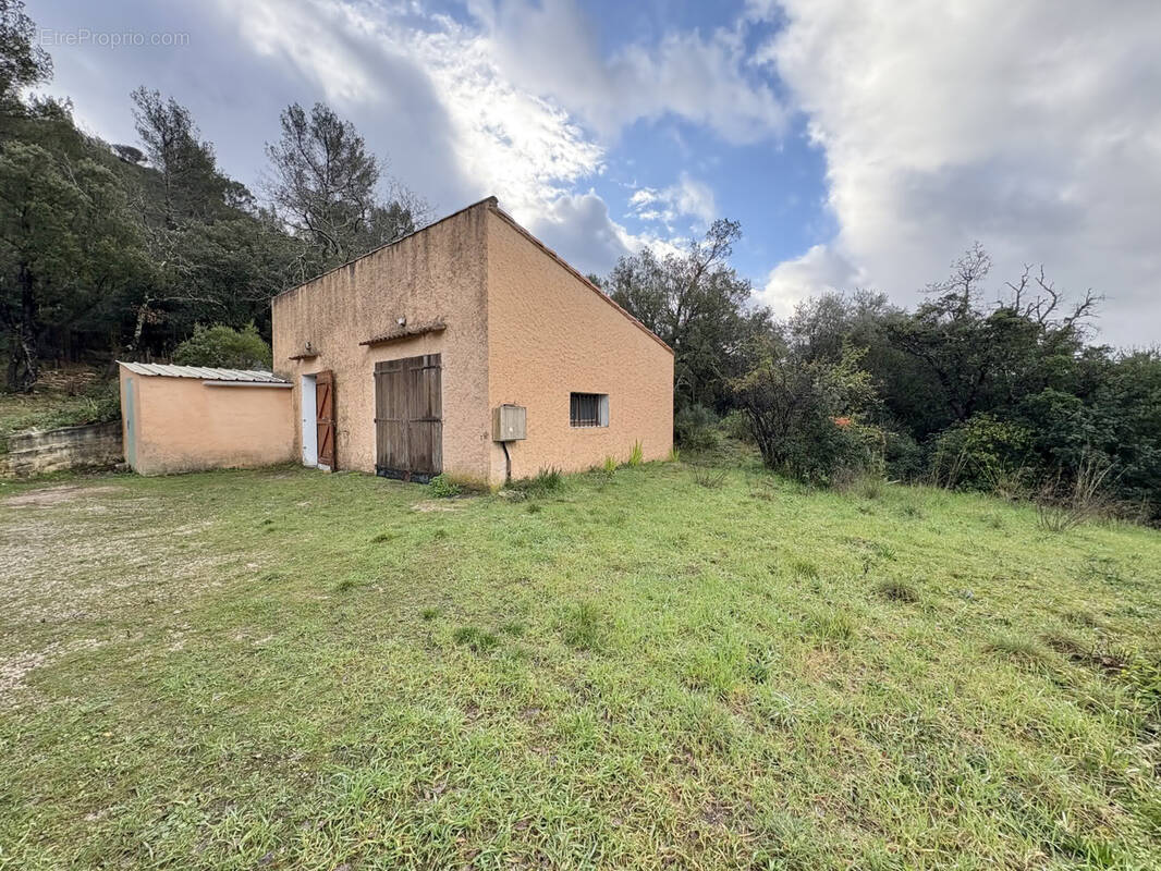 Terrain à MEOUNES-LES-MONTRIEUX