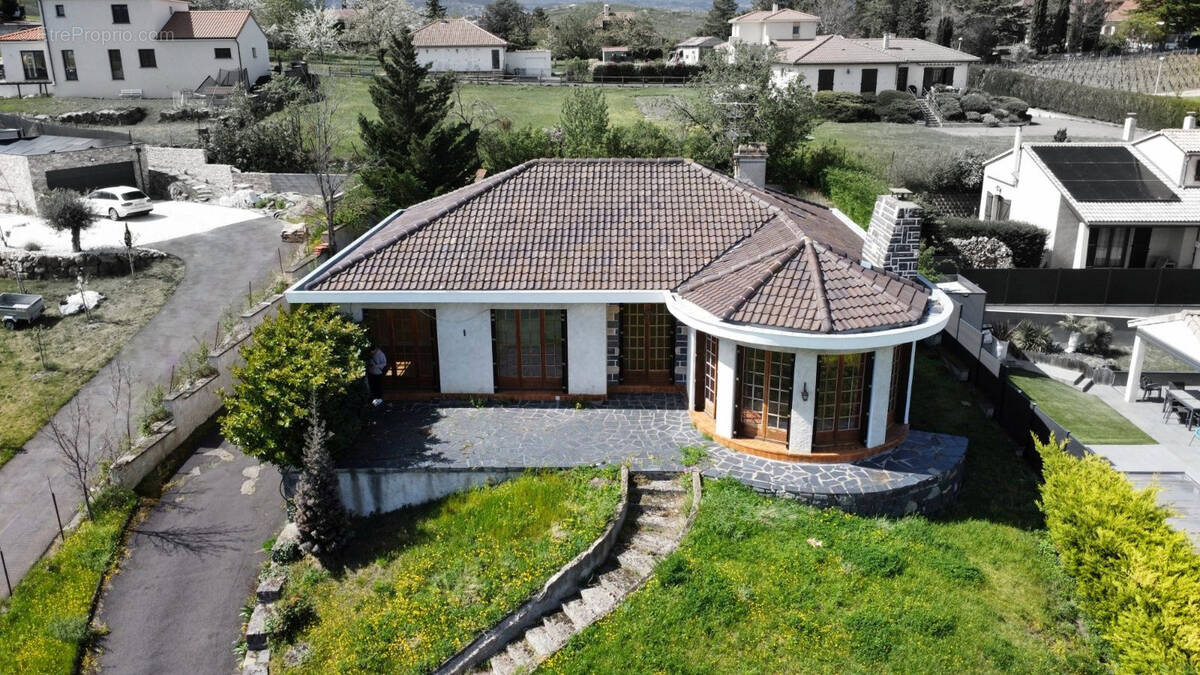 Maison à PERIGNAT-LES-SARLIEVE