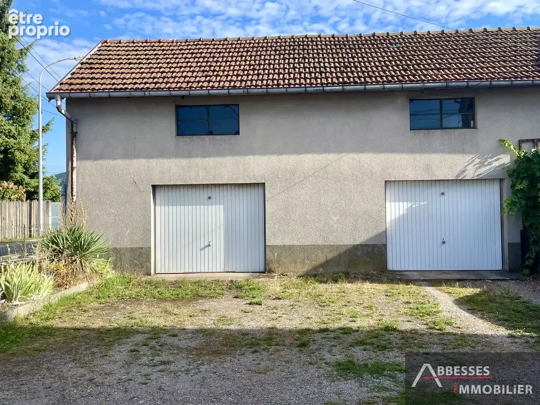 EN EXCLUSIVITÉ : IMMEUBLE DE RAPPORT comprenant 3 appartements + 2 garages - photo 2