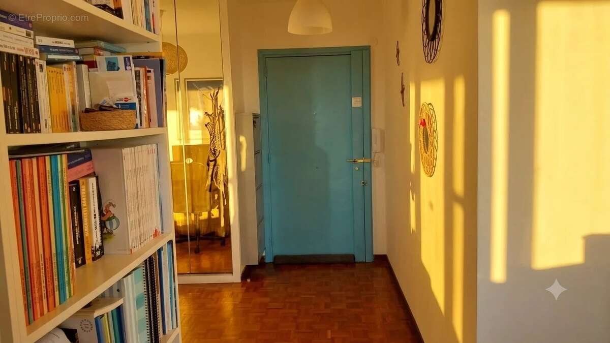 T3/t4 traversant de 87 m²  allée des pins– vue panoramique mer et collines – grand balcon – cave - photo 5