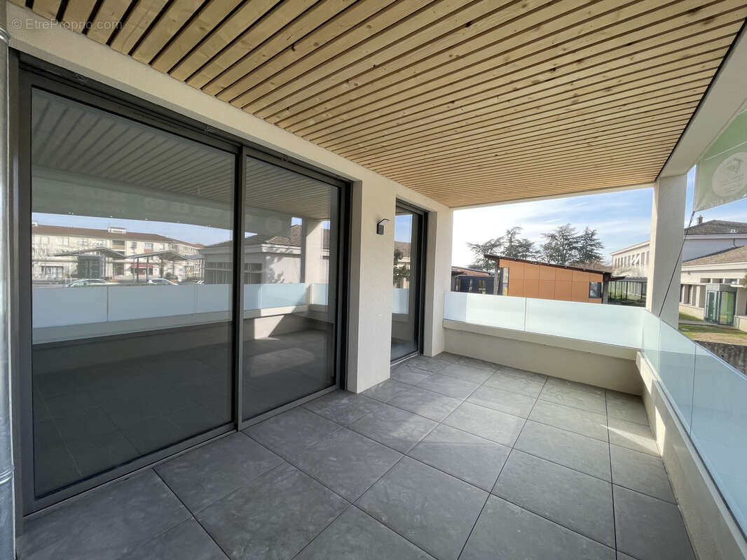 Appartement à LA TOUR-DE-SALVAGNY