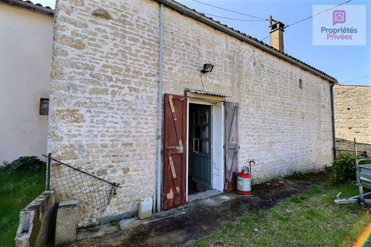 Maison de bourg mitoyenne à rénover sur 2 niveaux avec cave - photo 2