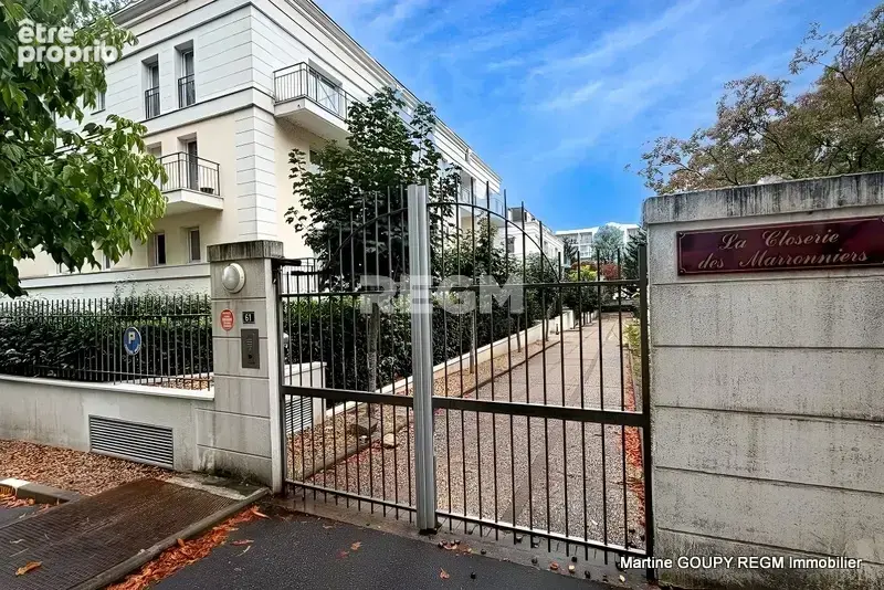ORLEANS (45) - Exclusivité -T2 Rez-de jardin 48 m2 - Terrasse en L 41 m2- Cave - Place de parking en sous-sol - photo 2