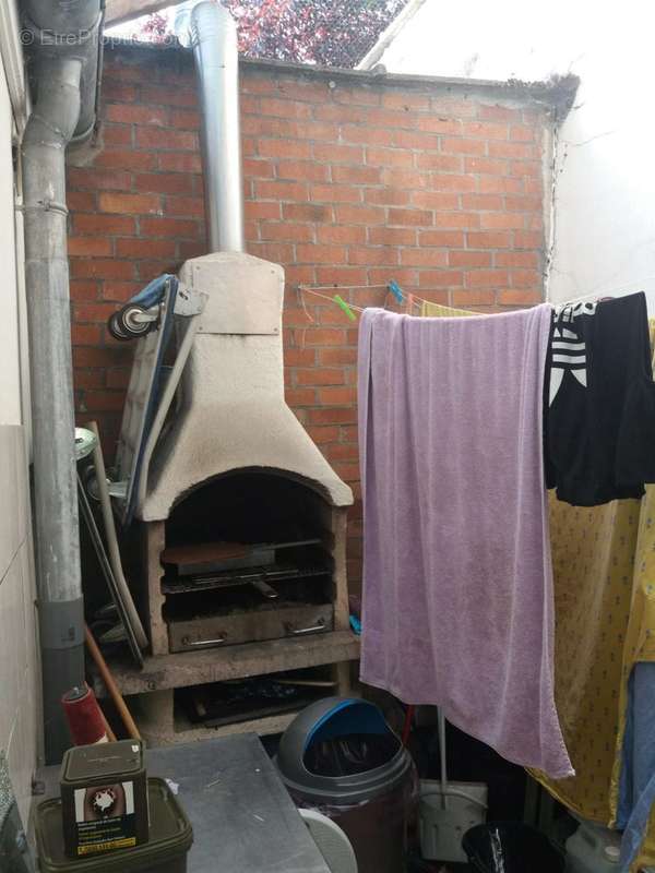 cour avec barbecue en pierre - Maison à ROUBAIX