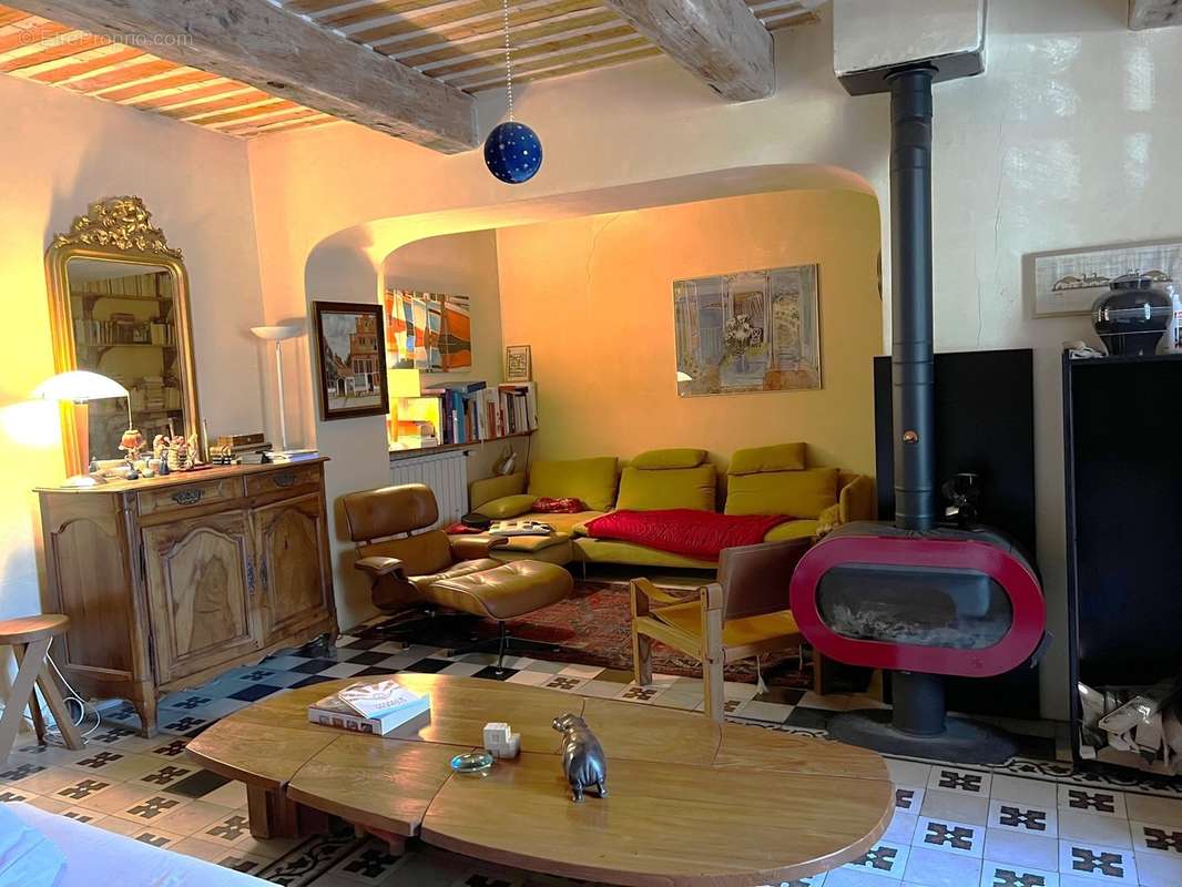 Maison à vendre à GOULT avec une terrasse et un jardin - photo 5