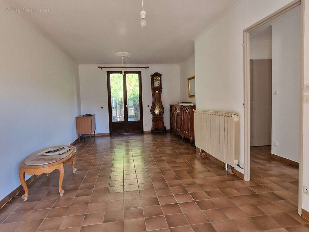 Maison sur deux niveaux avec terrain de 1 500 m² et garages - photo 6