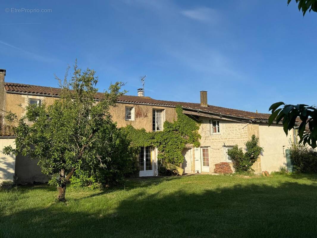 Photo 1 - Maison à SAINT-GEORGES-DE-LONGUEPIERRE